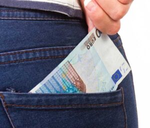 20 Euro-Schein wird aus der Hintertasche einer Jeans gezogen