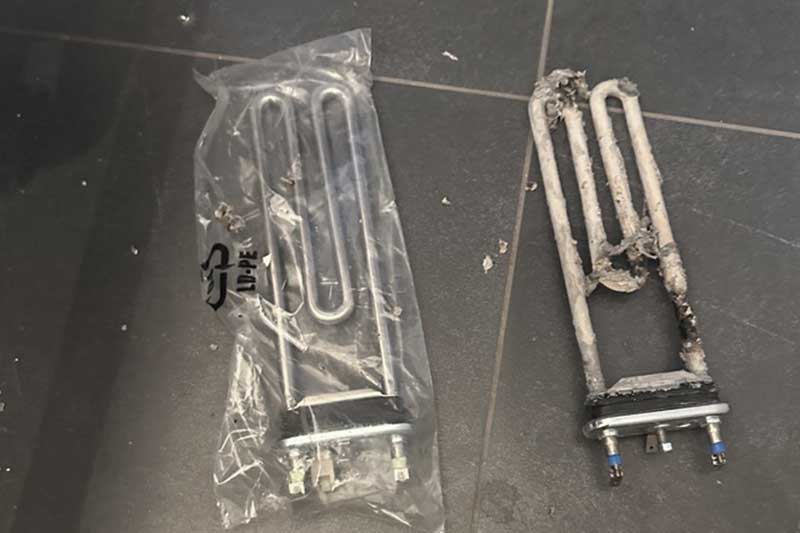 Neues, verpacktes Waschmaschinenheizelement neben einem defekten Waschmachinenheizelement