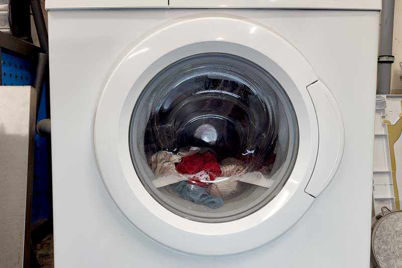 Nahaufnahme einer Waschmaschine im Betrieb