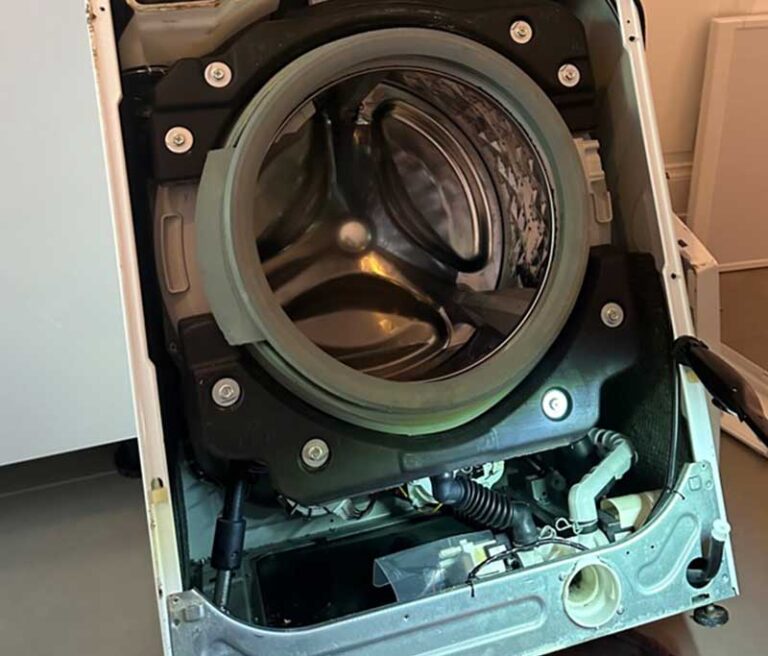 Waschmaschine aufgeschraubt ohne Vorderverkleidung