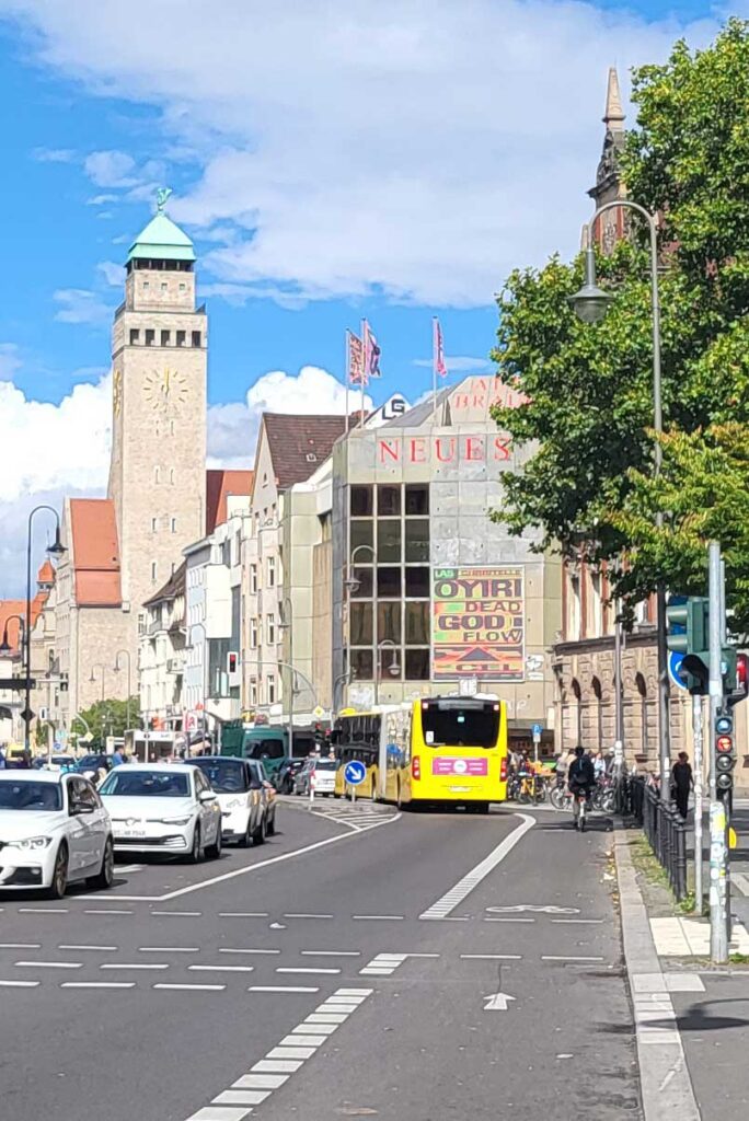 Strassenaufnahme Karl-Marx-Straße mit dem Rathaus Neukölln