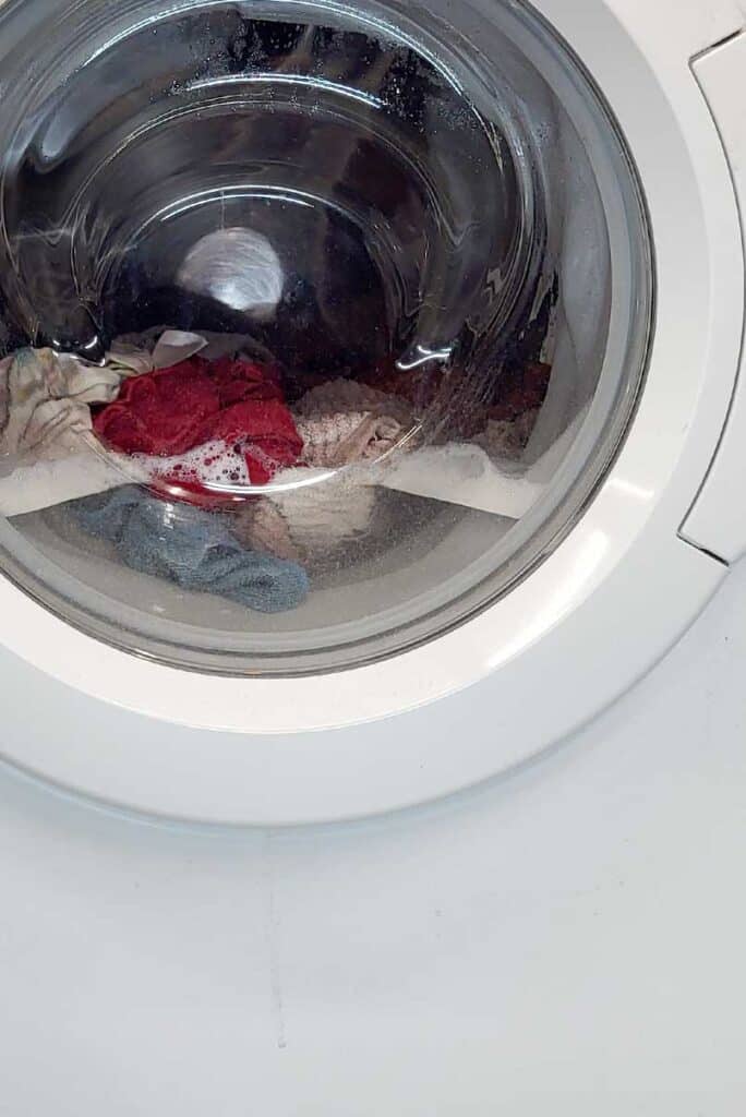 Halb gefüllte Waschmaschine in Nahaufnahme