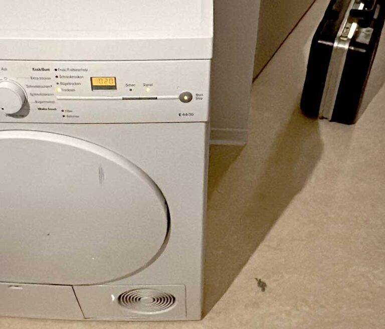 Werkzeugkoffer neben Wäschtrockner
