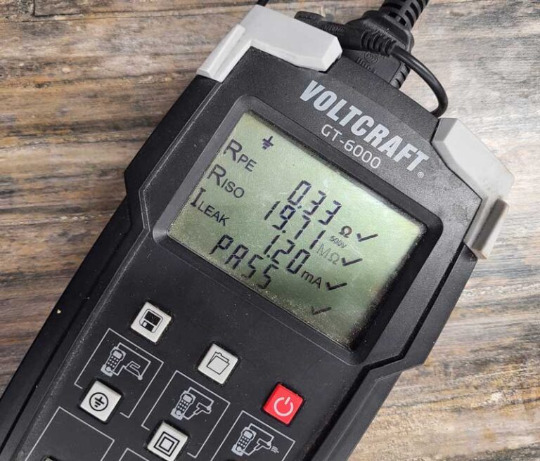 Nahaufnahme eines Elektromessgeräts