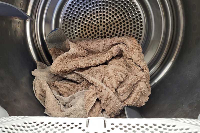 Handtuch in einer Wäschetrocknertrommel