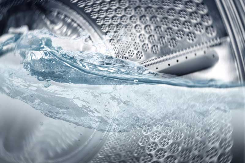 Wasser in einer Waschmaschinentrommel