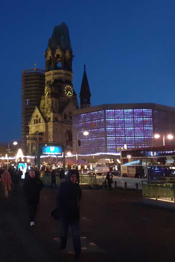 Nachtansicht der Gedächtniskirche in Berlin-Charlottenburg