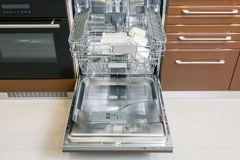 Einbauküchenelemente: Backofen und geöffneter Geschirrspüler