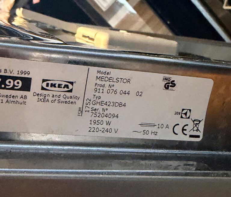 Nahaufnahme: Aufkleber mit Ikea Logo und Typenbeschreibung an einer geöffneten Spülmaschinentür