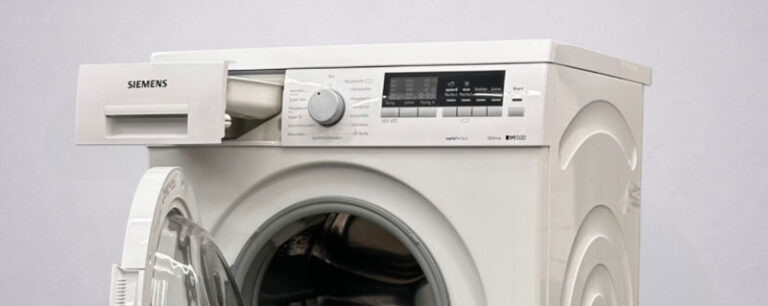 Refurbished Waschmachine: Nahaufnahme der oberen Hälfte des Geräts mit geöffnetem Dosierkasten und Tür