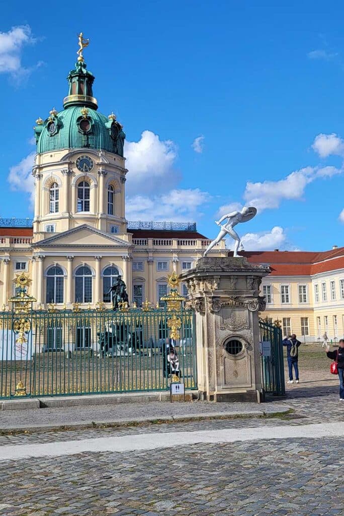 Haupteingang und Frontalansicht des Schloß Charlottenburg in Berlin
