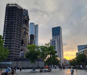 Breitscheidplatz in Berlin-Charlottenburg, man sieht die Gedächtniskirche und zwei Hochhäuser