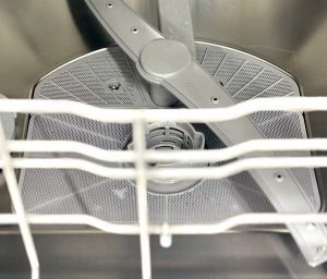 Nahaufnahme eines Sprüharms in einem Geschirrpüler