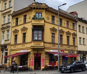 Eckansicht auf ein alte historisches Haus in Berlin Charlottenbug.