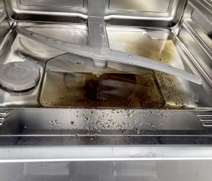 Dreckiges Spülwasser in einem Geschirrspüler